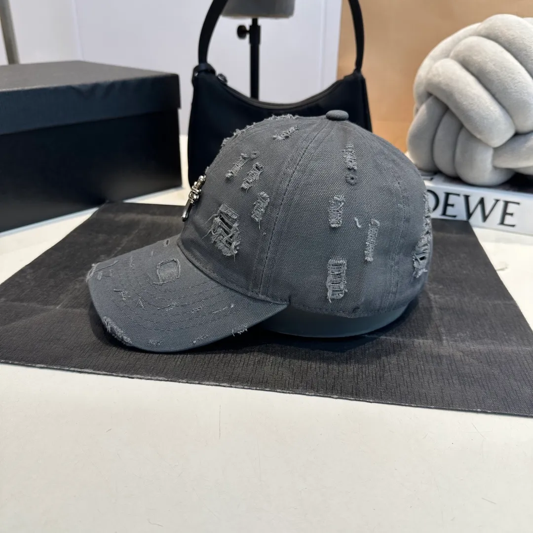 P60 Croxin's new ripped washed cotton baseball cap, a personalized and fashionable style, casual with a cool feel, the same style for men and women! Material: 100% cotton Head circumference: 56-58cm available